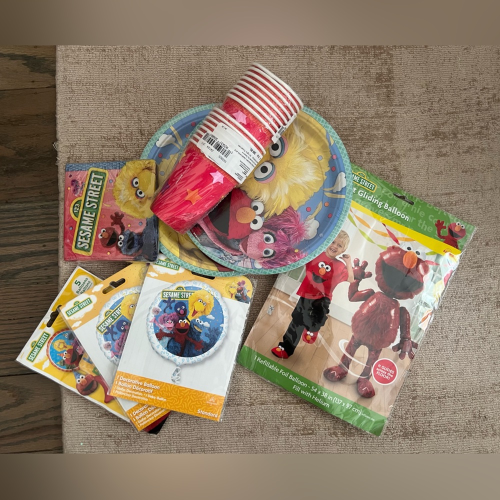 Elmo birthday party decor for 16